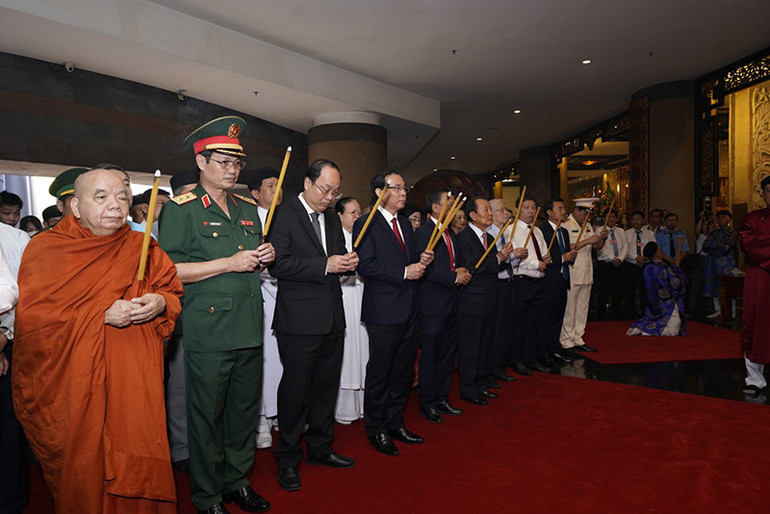 Đoàn đại biểu Thành phố dâng hương tại đền thờ các vua Hùng.