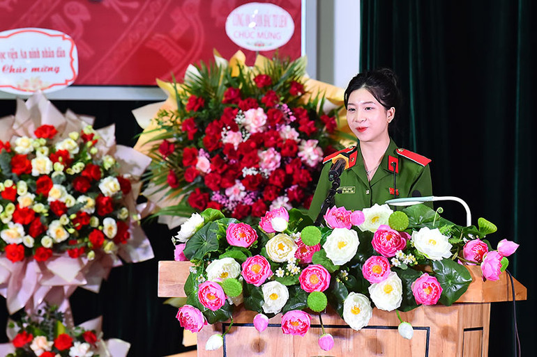 Học viên Đinh Vân Anh, đại diện các học viên đang theo học tại học viện phát biểu tại buổi lễ khai giảng năm học mới.