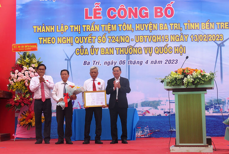 Lãnh đạo tỉnh Bến Tre trao quyết định thành lập thị trấn Tiệm Tôm (huyện Ba Tri).