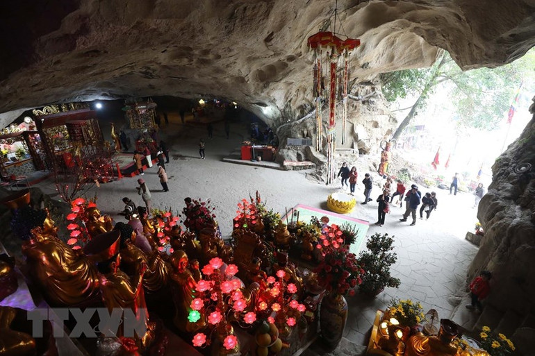 Đông đảo du khách thập phương về thưởng ngoạn và chiêm bái chùa Tam Thanh trong động núi đá. Theo sử sách "Đại Nam Nhất Thống Chí" thì chùa có từ thời nhà Lê và được mệnh danh là “đệ nhất bát cảnh xứ Lạng.” (Ảnh: Anh Tuấn/TTXVN)