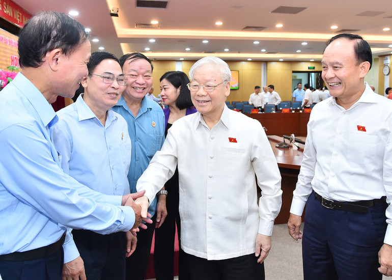 Tổng Bí thư Nguyễn Phú Trọng với các đại biểu và cử tri tại buổi tiếp xúc trước Kỳ họp thứ 6, Quốc hội khóa XV.