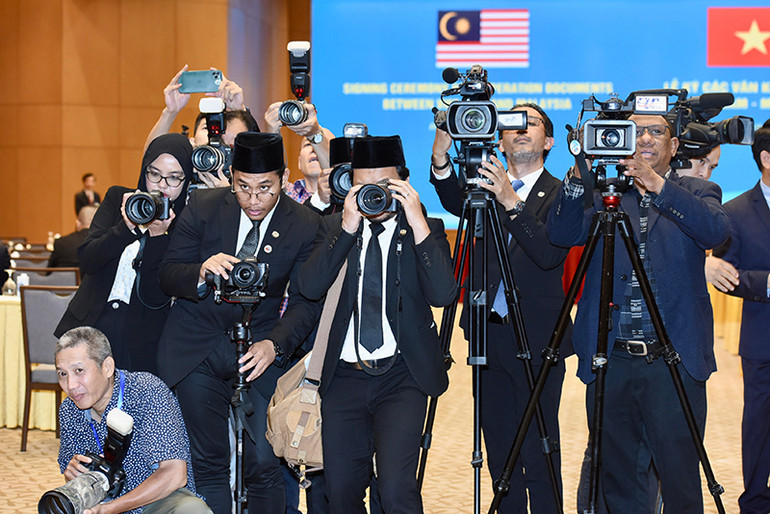 Các cơ quan thông tấn báo chí đến dự và đưa tin.