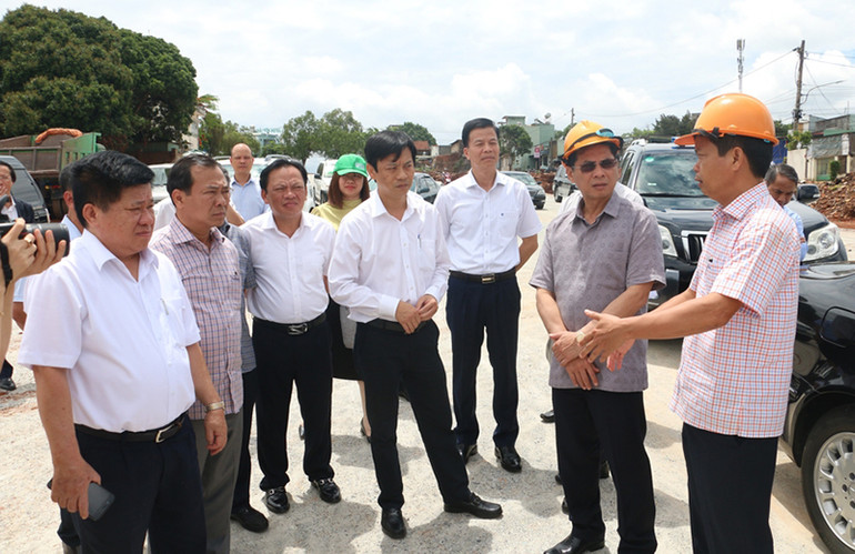 Bộ trưởng Ngoại giao Bùi Thanh Sơn (thứ 2 từ phải sang) cùng đoàn công tác của Chính phủ kiểm tra thực tế tiến độ thực hiện Dự án đường Nguyễn Văn Linh (TP PleiKu).