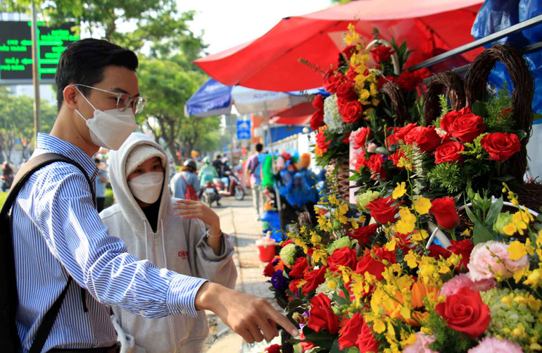 Các mặt hàng hoa hồng vẫn chiếm vị trí chủ đạo trong thị trường hoa lễ năm nay. Giá dao động từ 15.000 đồng đến 650.000 đồng tùy loại.