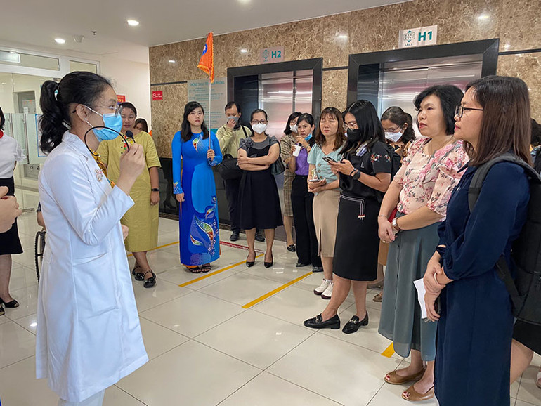 Bác sĩ Bệnh viện Hùng Vương giới thiệu về quy trình hỗ trợ nạn nhân bị bạo lực cho đại biểu.