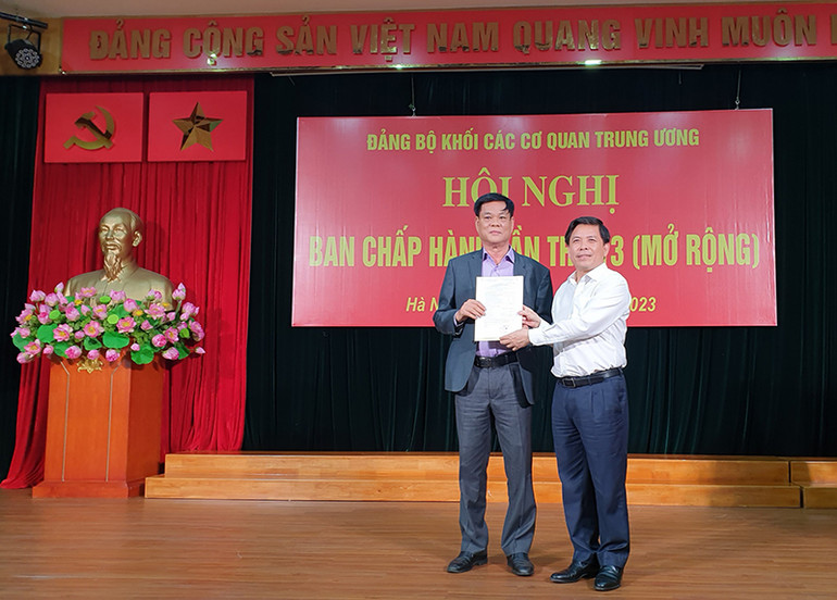 Đồng chí Nguyễn Văn Thể trao Quyết định hưởng chế độ hưu trí đối với đồng chí Huỳnh Tấn Việt.