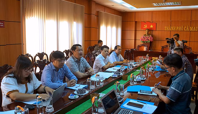 Chính quyền thành phố Cà Mau họp cung cấp thông tin liên quan vụ cưỡng chế “nhầm” nhà dân vi phạm trật tự xây dựng.