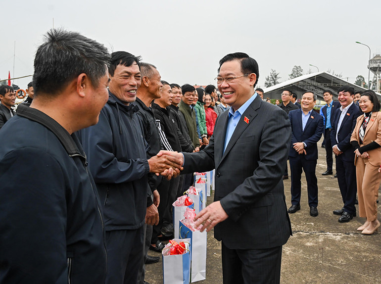 Chủ tịch Quốc hội Vương Đình Huệ thăm hỏi, chúc Tết ngư dân tại Khu neo đậu tàu thuyền Cửa Phú, xã Bảo Ninh, thành phố Đồng Hới. (Ảnh Duy Linh)