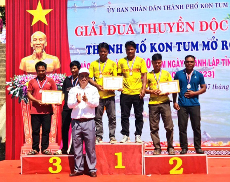 Trao giải Nhất, Nhì, Ba cho nội dung 1.500m.