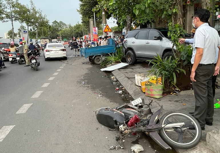 Cú va chạm liên hoàn khiến 4 xe hư hỏng.
