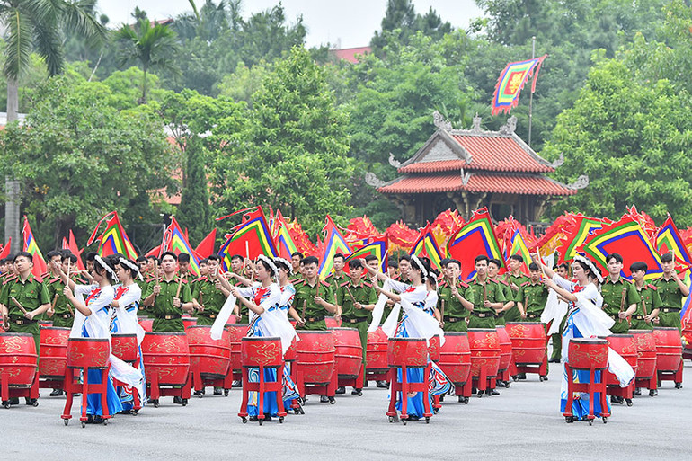 Màn trình diễn trống hội chào mừng năm học mới diễn ra hoàng tráng với sự tham gia của các thành viên Câu lạc bộ Trống hội Cảnh sát nhân dân.