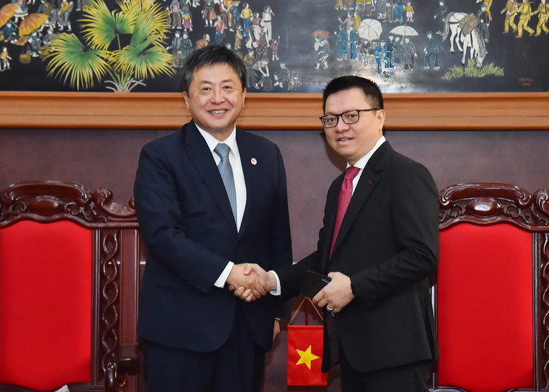 Tổng Biên tập Báo Nhân Dân Lê Quốc Minh và ông Shimizu Akira, Trưởng đại diện JICA tại Việt Nam nhiệm kỳ từ 3/2020-3/2023 tại buổi tiếp.