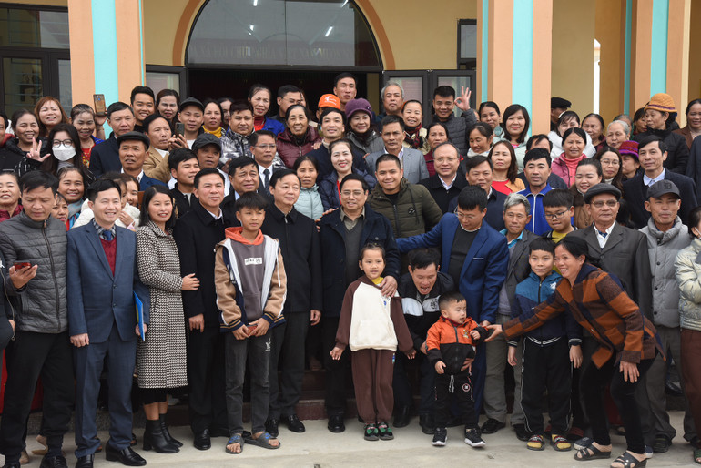 Thủ tướng Phạm Minh Chính và bà con nhân dân sinh sống ở khu tái định cư xã Đông Minh, huyện Đông Sơn, tỉnh Thanh Hóa.