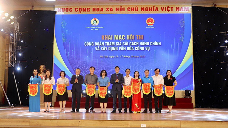 Đồng chí Ngọ Duy Hiểu, Phó Chủ tịch Tổng Liên đoàn Lao động Việt Nam, Chủ tịch Công đoàn Viên chức Việt Nam trao cờ lưu niệm cho các đơn vị tham gia Hội thi “Công đoàn tham gia cải cách hành chính và xây dựng văn hóa công vụ”. Đồng chí Ngọ Duy Hiểu, Phó Chủ tịch Tổng Liên đoàn Lao động Việt Nam, Chủ tịch Công đoàn Viên chức Việt Nam trao cờ lưu niệm cho các đơn vị tham gia Hội thi “Công đoàn tham gia cải cách hành chính và xây dựng văn hóa công vụ”.