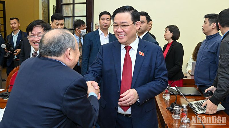 Chủ tịch Quốc hội Vương Đình Huệ với các đại biểu, nhà khoa học dự tọa đàm.