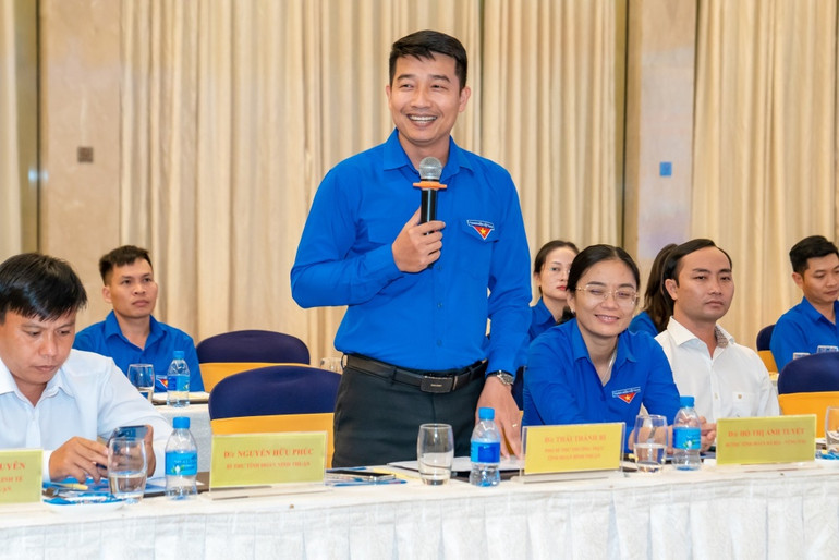 Đồng chí Thái Thành Bi - Phó Bí thư Thường trực Tỉnh đoàn Bình Thuận giới thiệu tổng quan về thuận lợi và các dự án điện gió đang được triển khai trên địa bàn.