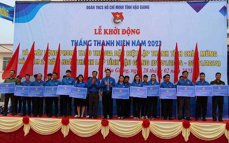 Đại diện các đơn vị thuộc Tỉnh đoàn Hậu Giang nhận bảng tượng trưng công trình thanh niên.