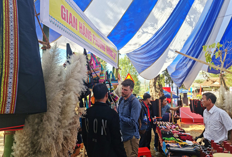 Du khách trong và ngoài nước tìm mua các sản phẩm dệt thổ cẩm của tỉnh Kon Tum. Du khách trong và ngoài nước tìm mua các sản phẩm dệt thổ cẩm của tỉnh Kon Tum.