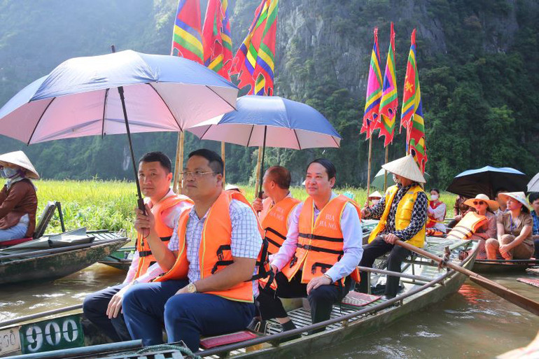 Lãnh đạo tỉnh Ninh Bình cùng du khách tham gia lễ hội tại khu du lịch Tam Cốc-Bích Động. (Ảnh: Minh Đường)
