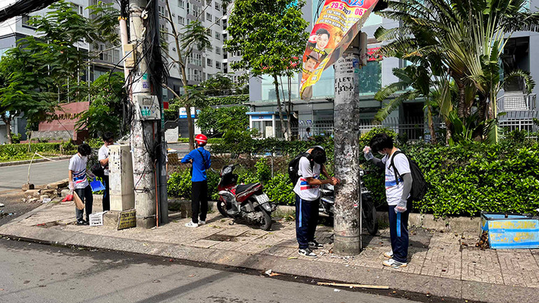 Mỗi người góp một ít công sức để đem lại cảnh quan sạch đẹp, khang trang hơn cho tuyến đường. Mỗi người góp một ít công sức để đem lại cảnh quan sạch đẹp, khang trang hơn cho tuyến đường.