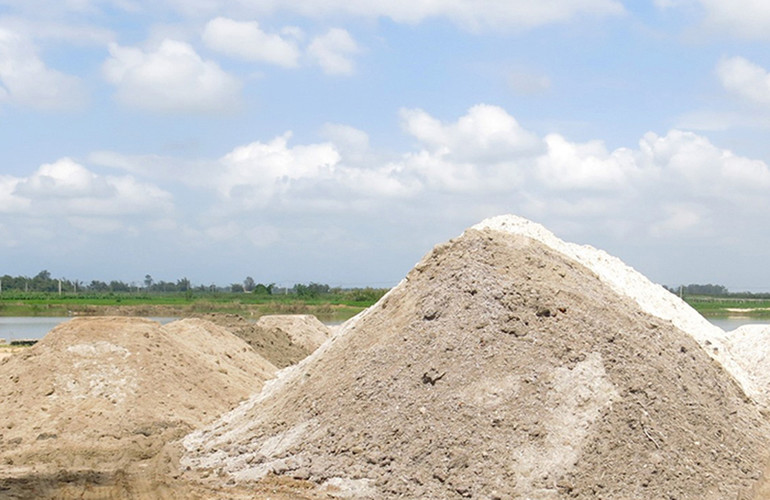 Nguồn cát, sỏi tại địa bàn tỉnh không thiếu, nhưng giá bán vẫn còn cao, nên nhiều công trình vẫn thi công cầm chừng.