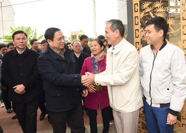 Thủ tướng vào thăm nhà ông Lê Lệnh Hùng và bà Lê Thị Mến ở khu tái định cư, thôn 4, xã Đông Minh, huyện Đông Sơn.