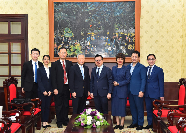 Đồng chí Lê Quốc Minh và đồng chí Hồ Triệu Minh cùng các đại biểu tham dự buổi tiếp chụp ảnh lưu niệm sau buổi tiếp.