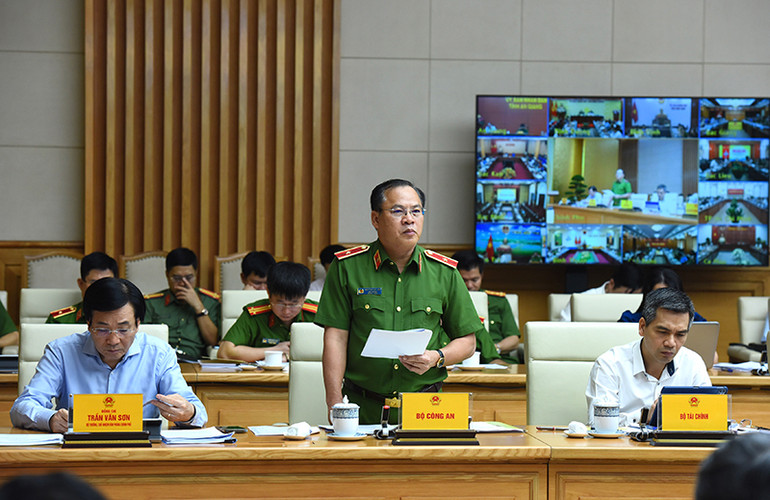 Đại diện lãnh đạo Bộ Công an báo cáo tại Hội nghị. Đại diện lãnh đạo Bộ Công an báo cáo tại Hội nghị.