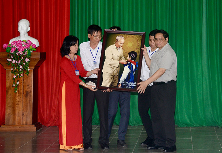 Thủ tướng Phạm Minh Chính tặng quà lưu niệm cho Trường Nuôi dạy trẻ em khuyết tật Bến Tre.