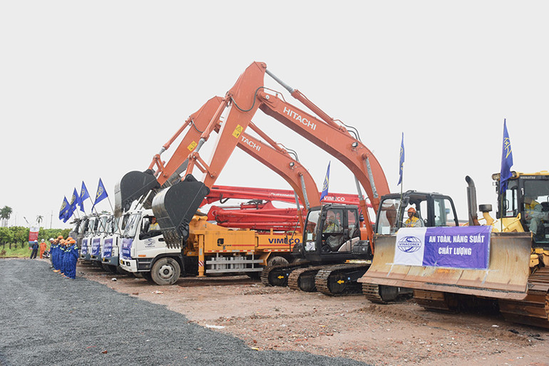 Các đơn vị thi công công trình. (Ảnh: TRẦN HẢI)