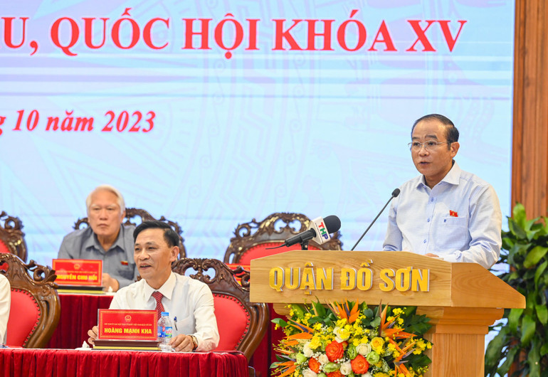 Phó Trưởng đoàn chuyên trách Đoàn đại biểu Quốc hội thành phố Hải Phòng Lã Thanh Tân trình bày báo cáo với cử tri.