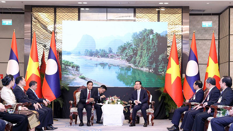 Chủ tịch nước Võ Văn Thưởng tiếp Chủ tịch Ủy ban Trung ương Mặt trận Lào xây dựng đất nước Sinlavong Khoutphaythoune. (Ảnh: Thống Nhất/TTXVN)