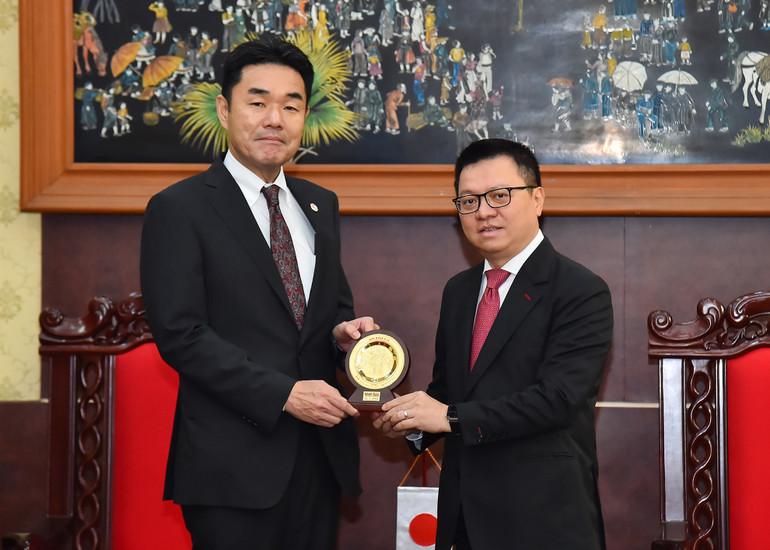 Tổng Biên tập Báo Nhân Dân Lê Quốc Minh trao quà tặng ông Sugano Yuichi, Trưởng đại diện JICA tại Việt Nam nhiệm kỳ từ tháng 4/2023.