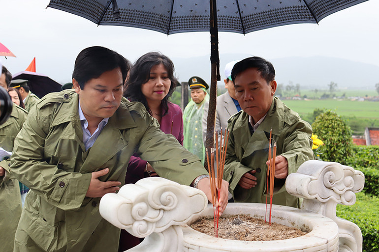 Lãnh đạo tỉnh Quảng Ngãi và huyện Sơn Tịnh dâng hương trước Tượng đài Khu di tích chiến tích Ba Gia.