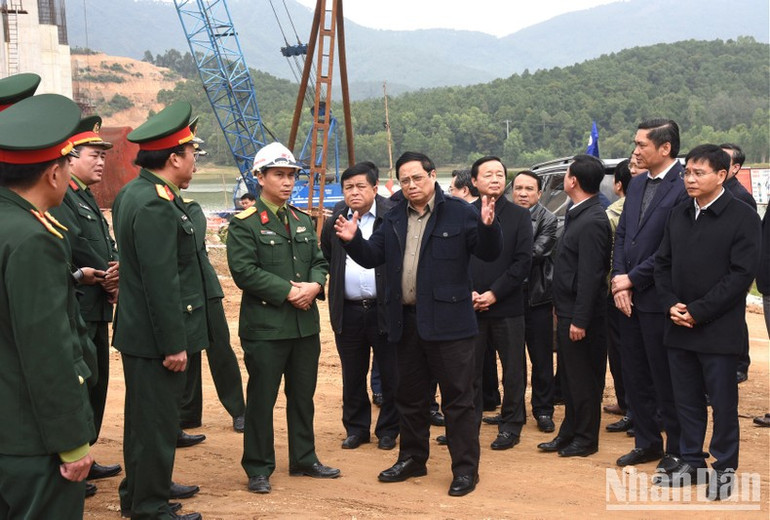 Thủ tướng Phạm Minh Chính kiểm tra tiến độ thi công cầu Ồ, xã Nhi Đồng, huyện Nghi Lộc, Nghệ An thuộc dự án cao tốc Diễn Châu-Bãi Vọt.