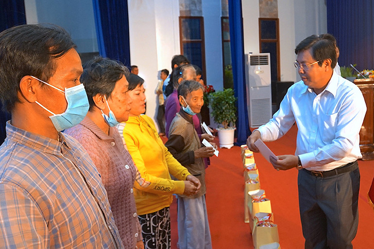 Bí thư Tỉnh ủy Cà Mau Nguyễn Tiến Hải trao quà Tết của Trung ương tặng hộ nghèo tại địa phương.