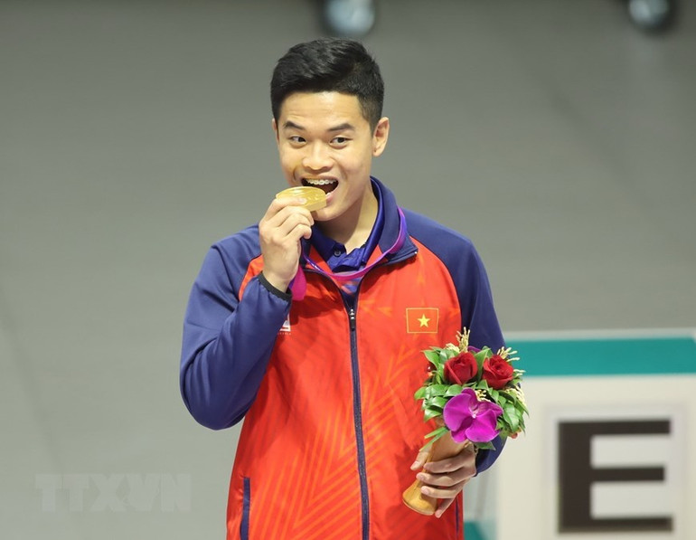 Xạ thủ Phạm Quang Huy trên bục nhận Huy chương Vàng tại ASIAD 19. (Ảnh: TTXVN phát)
