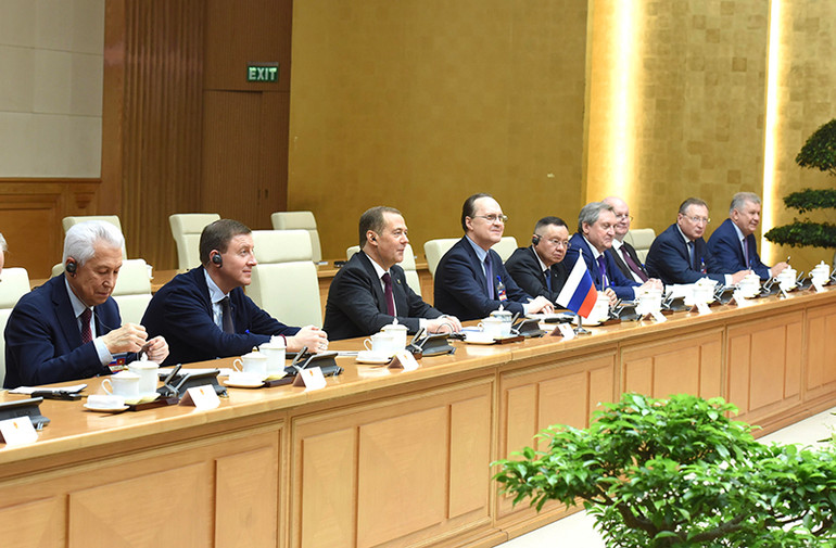 Chủ tịch Đảng Nước Nga Thống nhất, Phó Chủ tịch Hội đồng An ninh Liên bang Nga Dmitry Medvedev và các thành viên tham dự buổi tiếp.