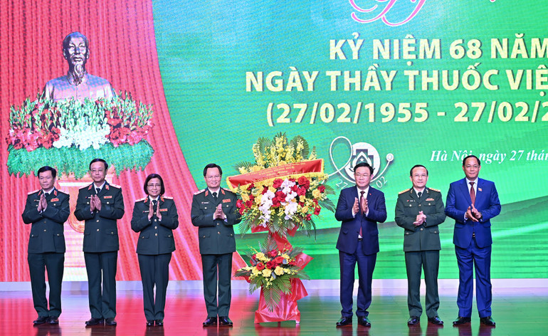 Chủ tịch Quốc hội Vương Đình Huệ tặng hoa chúc mừng đội ngũ thầy thuốc Bệnh viện Trung ương Quân đội 108.