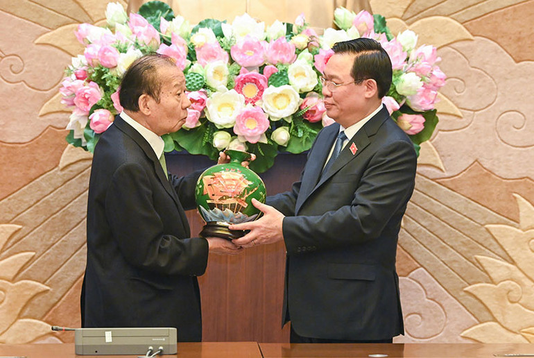 Chủ tịch Quốc hội Vương Đình Huệ tặng quà lưu niệm cho Chủ tịch Liên minh Nghị sĩ hữu nghị Nhật-Việt Nikai Toshihiro.