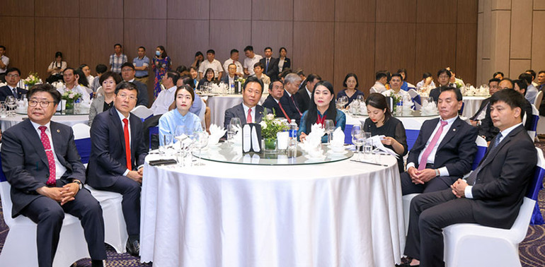 Lãnh đạo 2 tỉnh dự buổi gặp mặt. Lãnh đạo 2 tỉnh dự buổi gặp mặt.