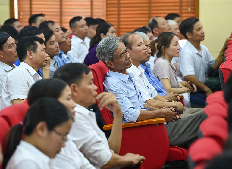 Cử tri huyện Vĩnh Bảo theo dõi Chủ tịch Quốc hội Vương Đình Huệ trao đổi, giải đáp các kiến nghị.