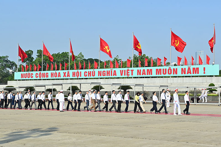 Đoàn đại biểu các ban, bộ, ngành… vào Lăng viếng Chủ tịch Hồ Chí Minh.