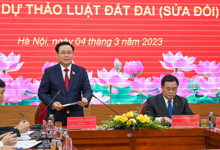 Chủ tịch Quốc hội Vương Đình Huệ phát biểu khai mạc tọa đàm. (Ảnh: Duy Linh)