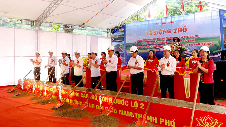 Hà Giang xác định phát triển hạ tầng giao thông nông thôn là khâu đột phá trong nhiệm kỳ 2021-2025, từ đầu nhiệm kỳ, nhiều dự án giao thông trọng điểm được khởi công. (Trong ảnh: Lễ khởi công mở rộng Quốc lộ 2 đoạn qua thành phố Hà Giang)