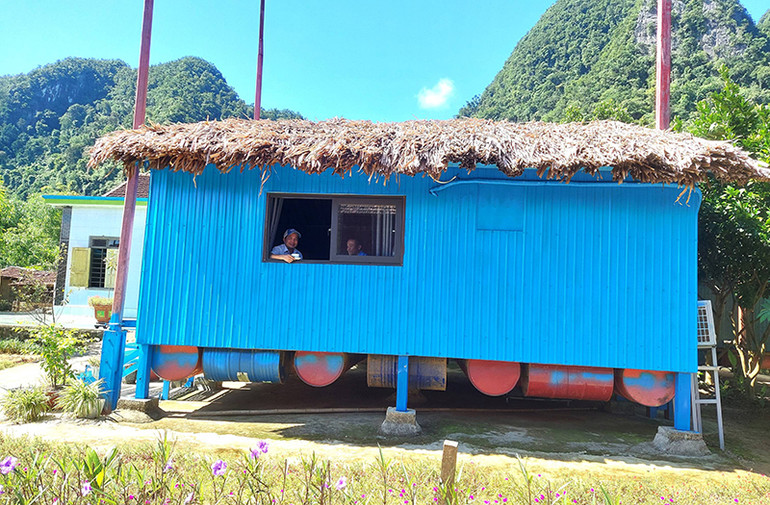 Homestay nhà nổi độc đáo ở Tân Hóa để thích ứng với thời tiết và biến đổi khí hậu.