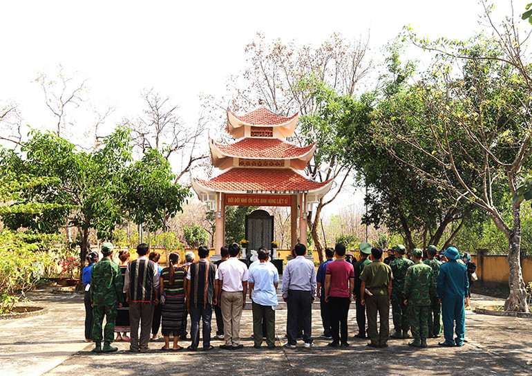 Cán bộ, chiến sĩ Đồn Biên phòng Sê-rê-pốk và lãnh đạo Đảng ủy, chính quyền và đồng bào các dân tộc xã biên giới Krông Na dâng hương tưởng niệm các liệt sĩ và giáo dục truyền thống cách mạng tại Bia tưởng niệm Di tích Quốc gia đặc biệt Đường Trường Sơn - Đường Hồ Chí Minh - Bến vượt sông Sê-rê-pốk ở xã Krông Na, huyện Buôn Đôn. Bến vượt sông Sê-rê-pốk ở tỉnh Đắk Lắk được Thủ tướng Chính phủ công nhận là Di tích Quốc gia đặc biệt năm 2013. Cán bộ, chiến sĩ Đồn Biên phòng Sê-rê-pốk và lãnh đạo Đảng ủy, chính quyền và đồng bào các dân tộc xã biên giới Krông Na dâng hương tưởng niệm các liệt sĩ và giáo dục truyền thống cách mạng tại Bia tưởng niệm Di tích Quốc gia đặc biệt Đường Trường Sơn - Đường Hồ Chí Minh - Bến vượt sông Sê-rê-pốk ở xã Krông Na, huyện Buôn Đôn. Bến vượt sông Sê-rê-pốk ở tỉnh Đắk Lắk được Thủ tướng Chính phủ công nhận là Di tích Quốc gia đặc biệt năm 2013.
