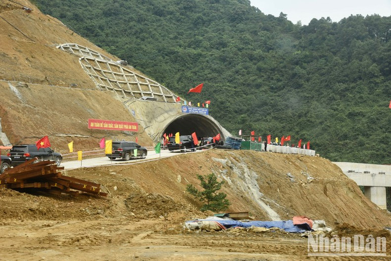 Thi công cửa nam hầm Thần Vũ thuộc dự án Diễn Châu-Bãi Vọt (Nghệ An).