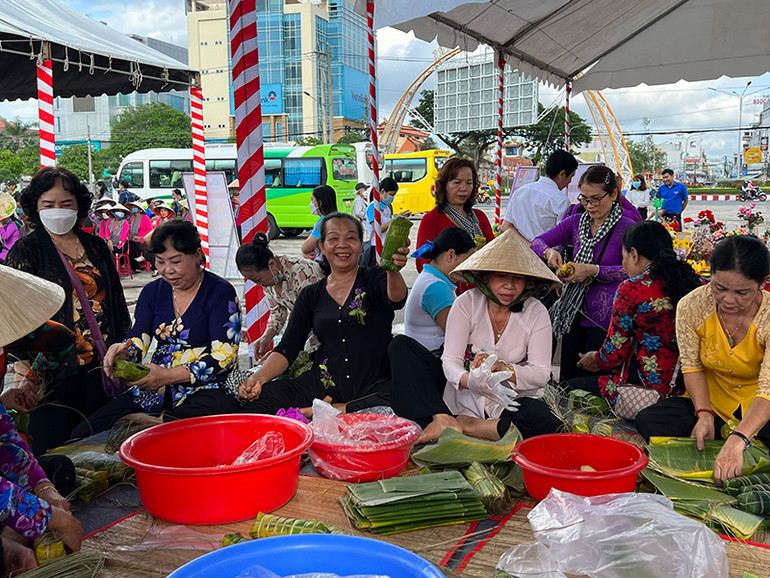 Hoạt động trải nghiệm gói bánh tét tại “Ngày hội Tết Cổ truyền 2023”.