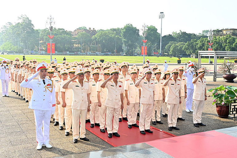 Đoàn đại biểu Đảng ủy Công an Trung ương và Bộ Công an vào Lăng viếng Chủ tịch Hồ Chí Minh.